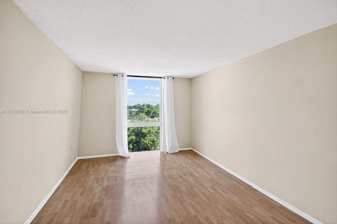 For Sale: $190,000 (1 beds, 1 baths, 728 Square Feet)