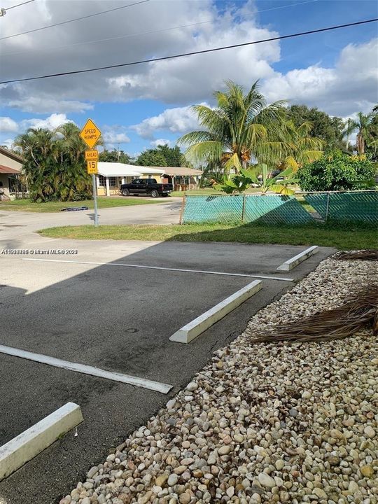 Под контрактом: $1,550 (1 спален, 1 ванн, 4059 Квадратных фут)