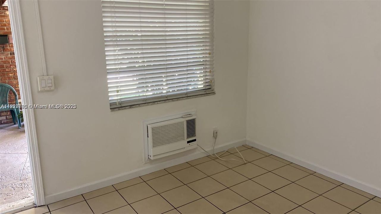 Под контрактом: $1,550 (1 спален, 1 ванн, 4059 Квадратных фут)