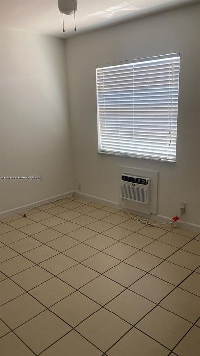 Под контрактом: $1,550 (1 спален, 1 ванн, 4059 Квадратных фут)