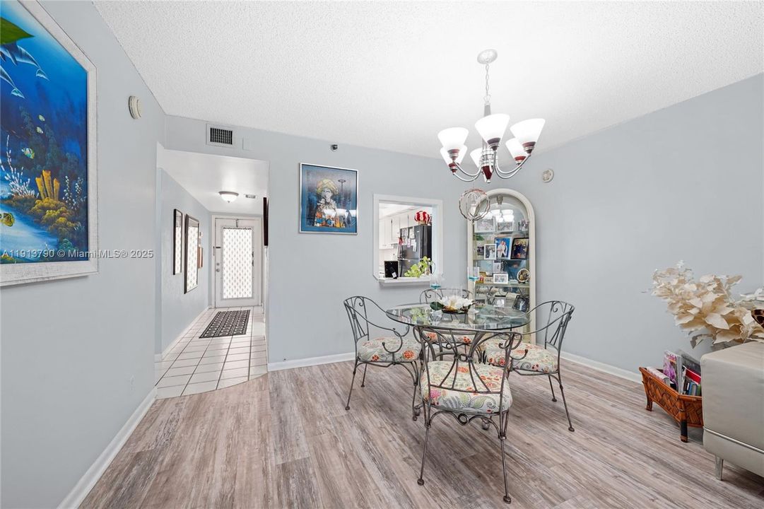 待售: $279,900 (2 贝兹, 2 浴室, 1050 平方英尺)