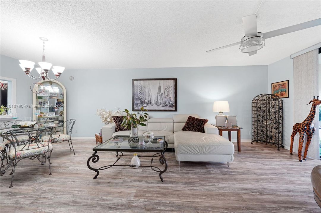 待售: $279,900 (2 贝兹, 2 浴室, 1050 平方英尺)