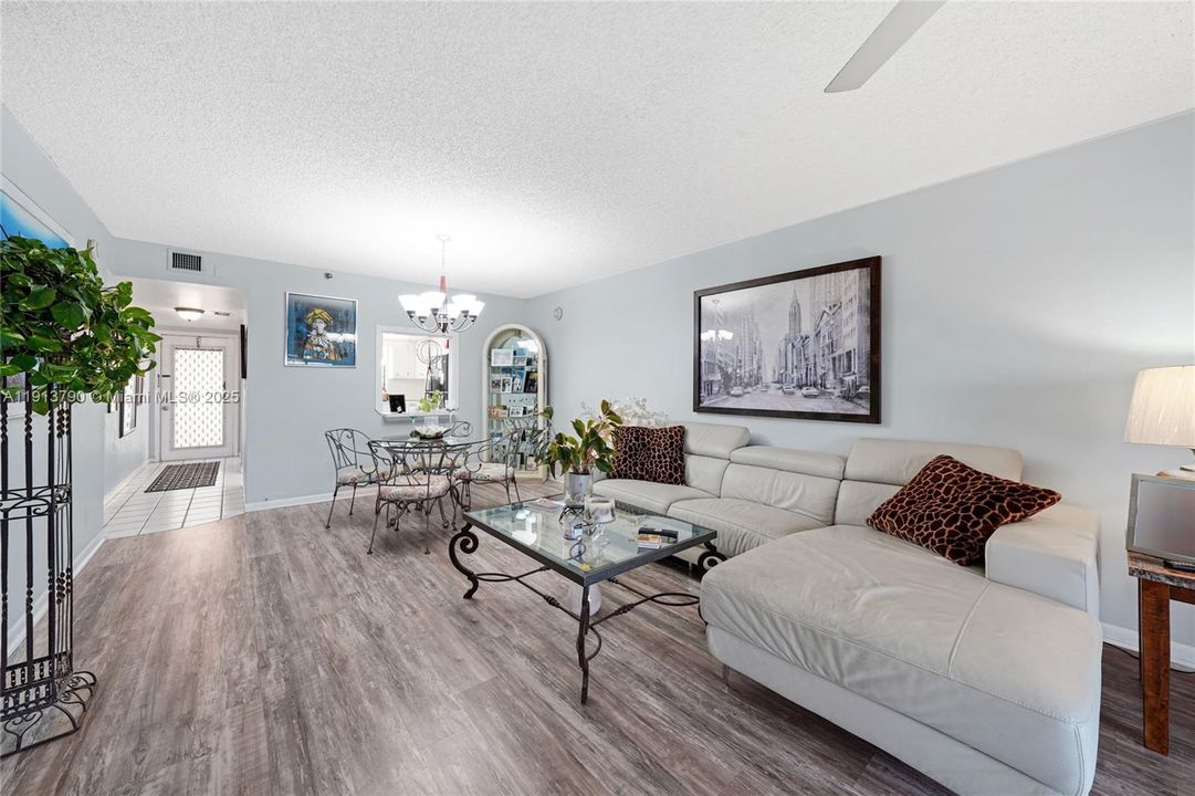 待售: $279,900 (2 贝兹, 2 浴室, 1050 平方英尺)