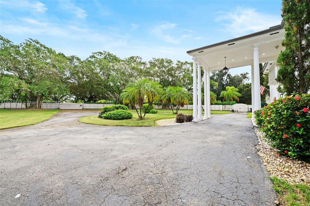 For Rent: $18,500 (6 beds, 7 baths, 5856 Square Feet)