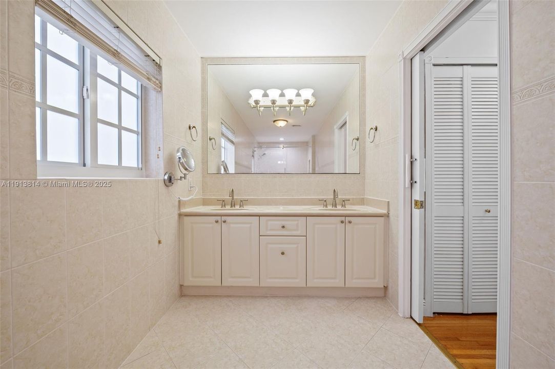 For Rent: $18,500 (6 beds, 7 baths, 5856 Square Feet)