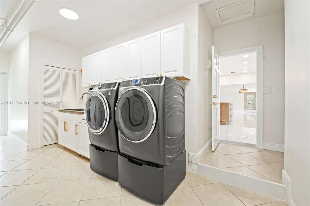 For Rent: $18,500 (6 beds, 7 baths, 5856 Square Feet)