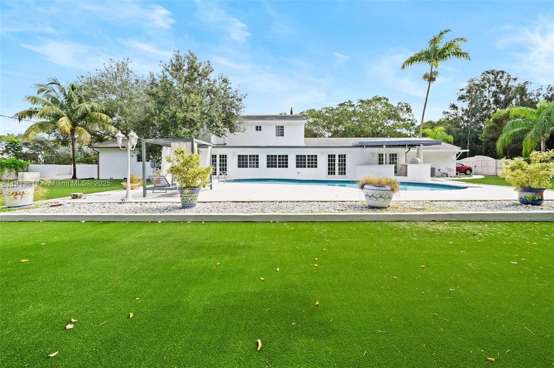 For Rent: $18,500 (6 beds, 7 baths, 5856 Square Feet)