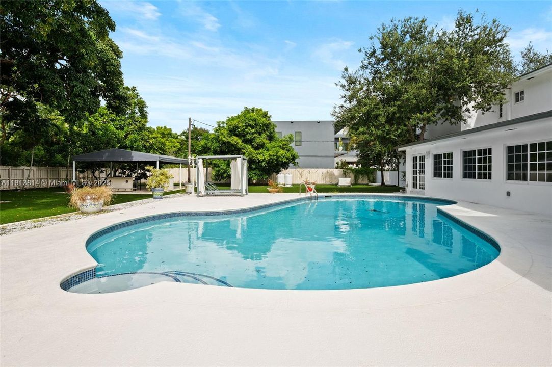 For Rent: $18,500 (6 beds, 7 baths, 5856 Square Feet)