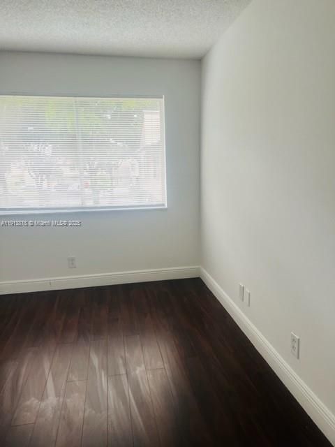 合同活跃: $1,800 (2 贝兹, 1 浴室, 944 平方英尺)