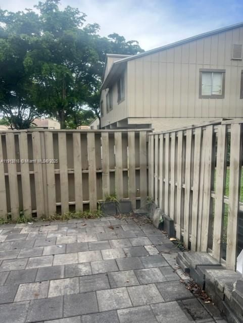 合同活跃: $1,800 (2 贝兹, 1 浴室, 944 平方英尺)