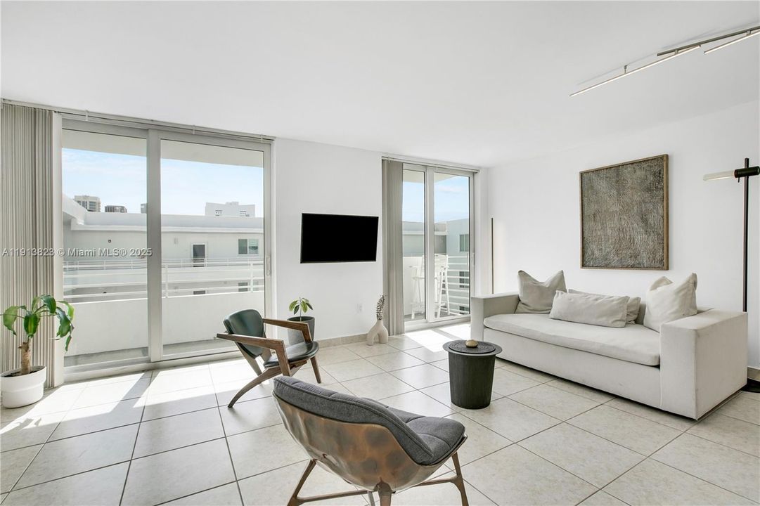 Active With Contract: $387,000 (1 beds, 1 baths, 720 Square Feet)