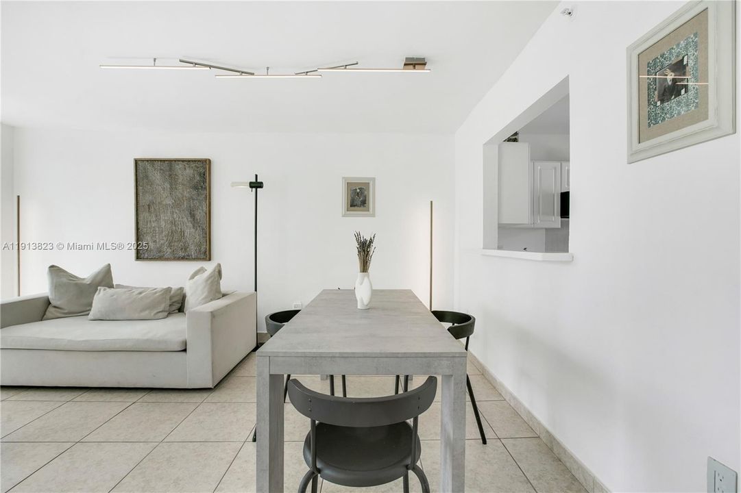 Active With Contract: $387,000 (1 beds, 1 baths, 720 Square Feet)