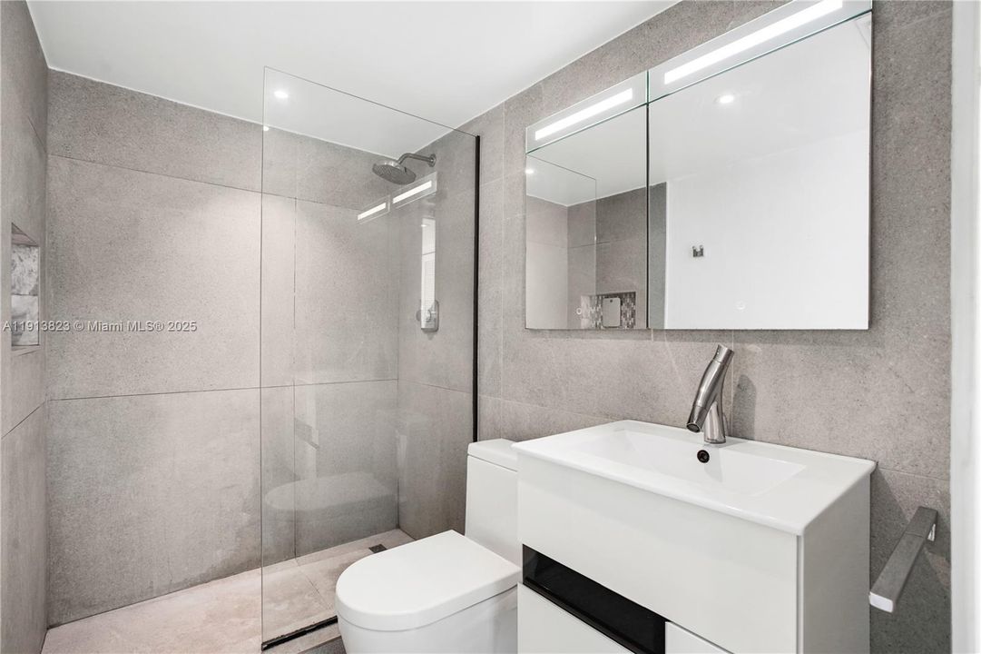 Active With Contract: $387,000 (1 beds, 1 baths, 720 Square Feet)