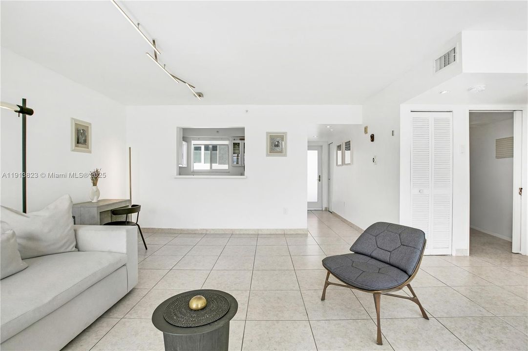 Active With Contract: $387,000 (1 beds, 1 baths, 720 Square Feet)