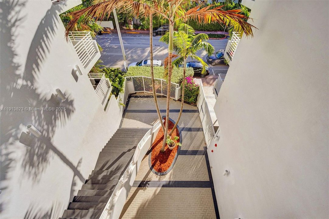 Active With Contract: $387,000 (1 beds, 1 baths, 720 Square Feet)