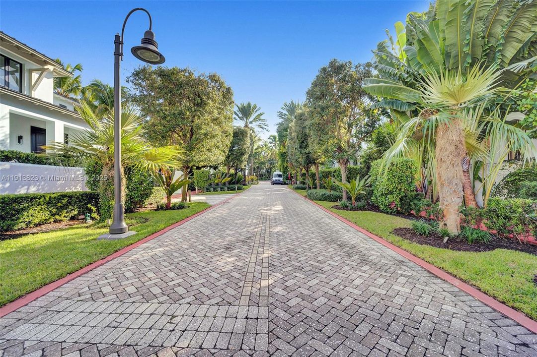 Active With Contract: $387,000 (1 beds, 1 baths, 720 Square Feet)