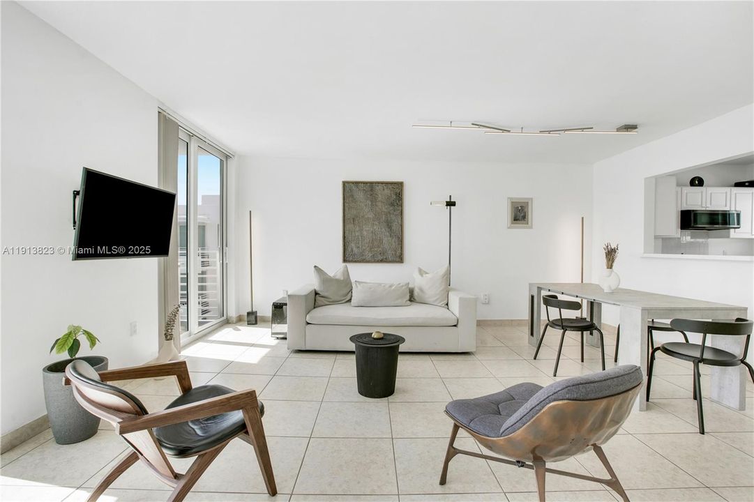 Active With Contract: $387,000 (1 beds, 1 baths, 720 Square Feet)