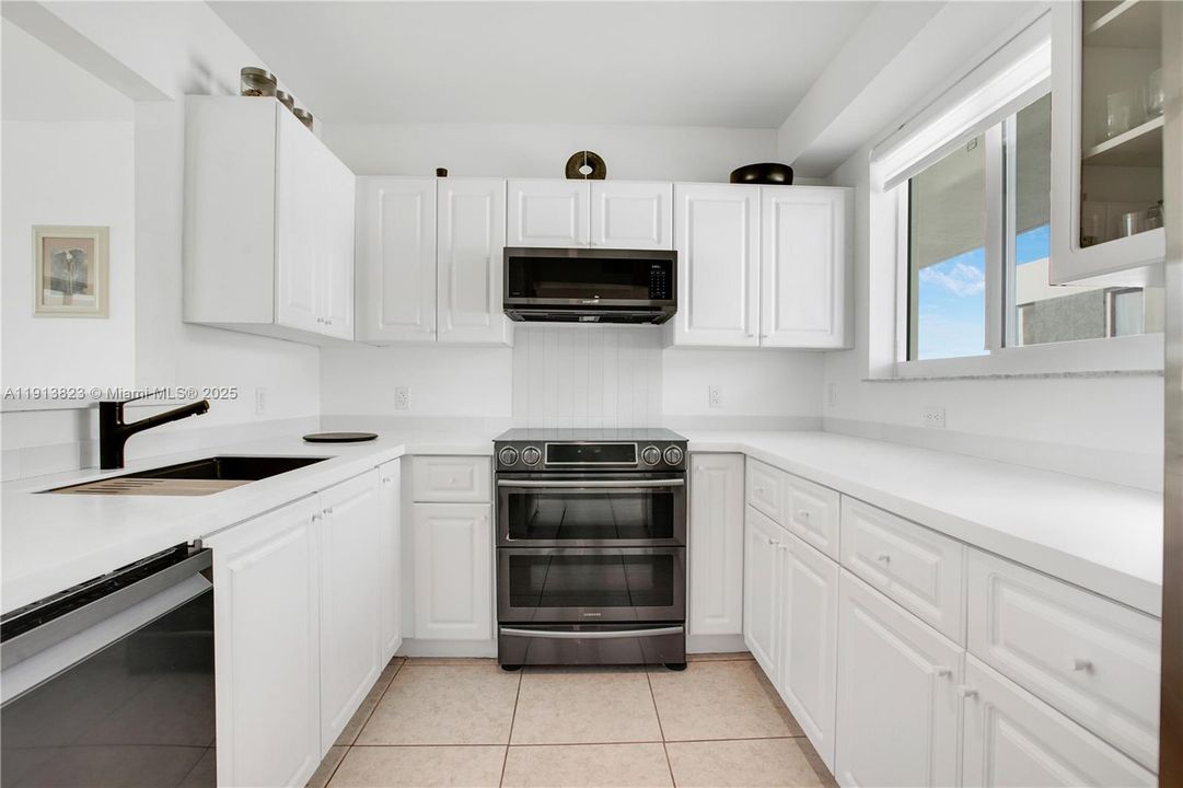 Active With Contract: $387,000 (1 beds, 1 baths, 720 Square Feet)