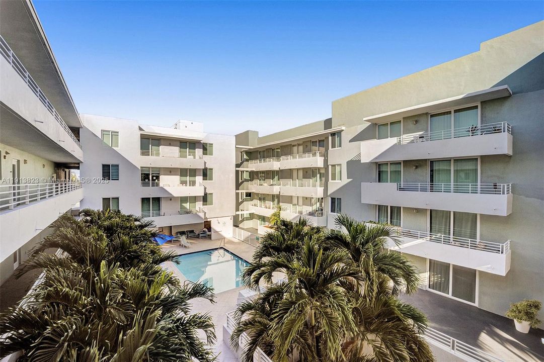 Active With Contract: $387,000 (1 beds, 1 baths, 720 Square Feet)