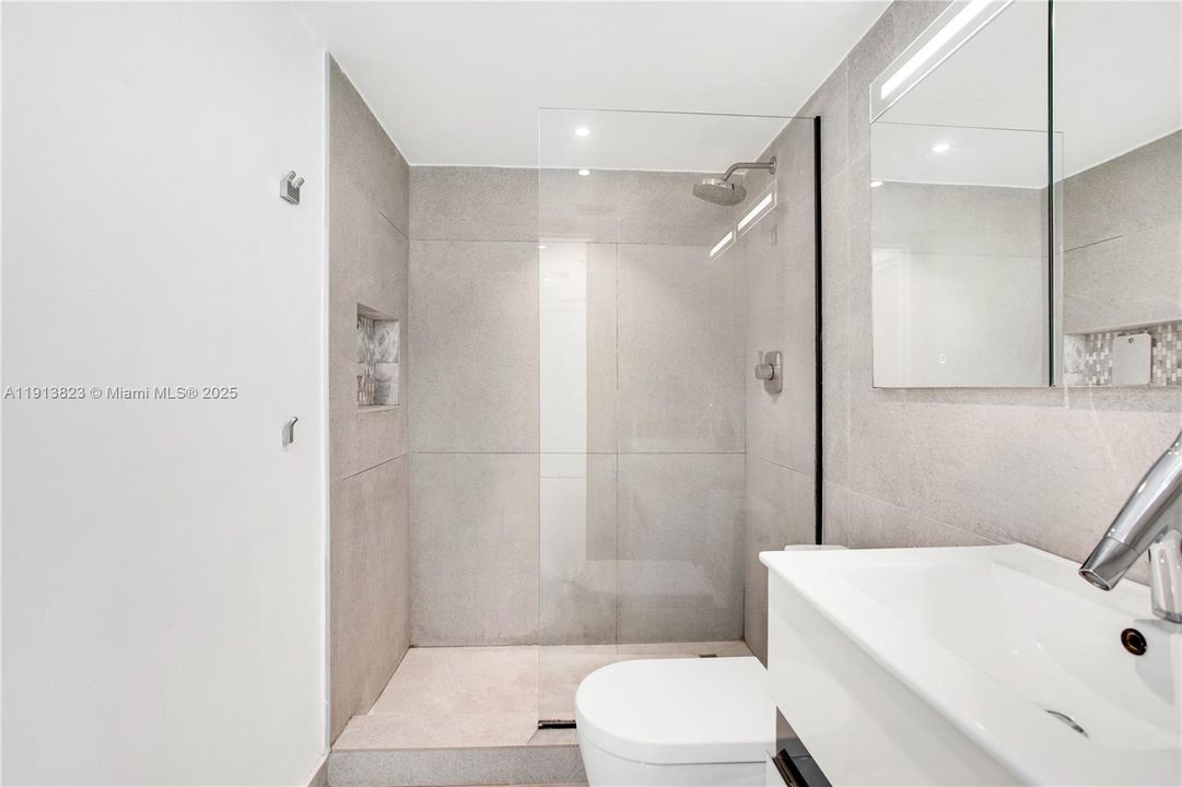 Active With Contract: $387,000 (1 beds, 1 baths, 720 Square Feet)