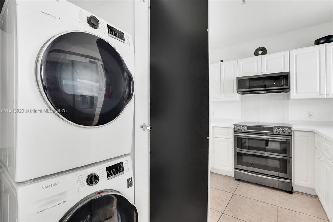 Active With Contract: $387,000 (1 beds, 1 baths, 720 Square Feet)