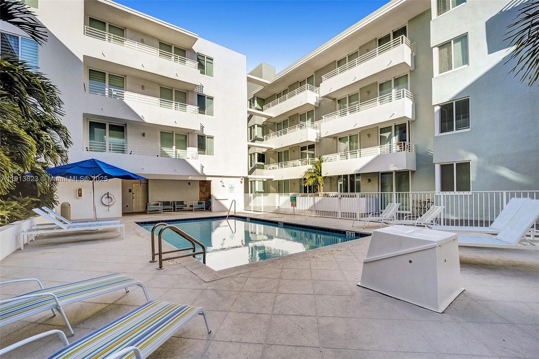 Active With Contract: $387,000 (1 beds, 1 baths, 720 Square Feet)