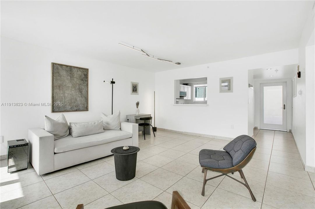 Active With Contract: $387,000 (1 beds, 1 baths, 720 Square Feet)
