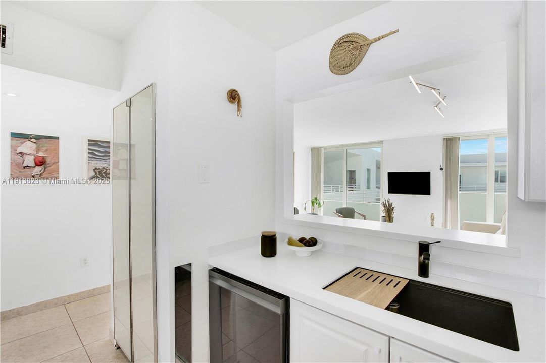 Active With Contract: $387,000 (1 beds, 1 baths, 720 Square Feet)