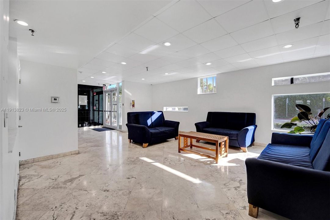 Active With Contract: $387,000 (1 beds, 1 baths, 720 Square Feet)