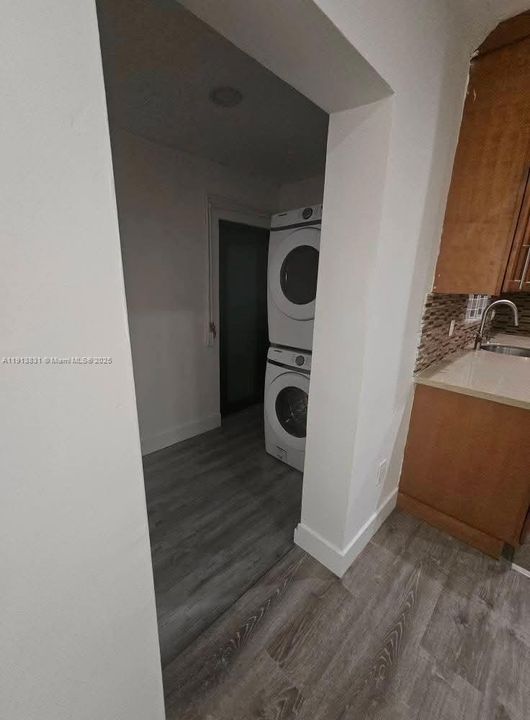 Под контрактом: $3,850 (3 спален, 2 ванн, 1900 Квадратных фут)