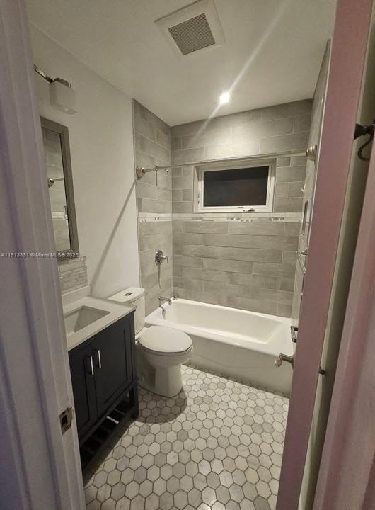 Под контрактом: $3,850 (3 спален, 2 ванн, 1900 Квадратных фут)