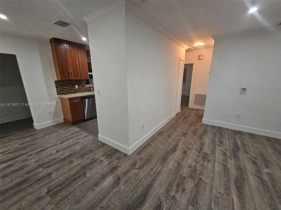 Под контрактом: $3,850 (3 спален, 2 ванн, 1900 Квадратных фут)