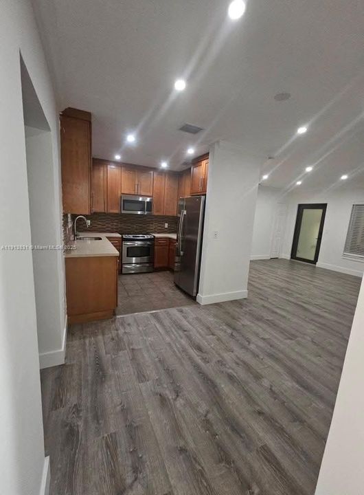 Под контрактом: $3,850 (3 спален, 2 ванн, 1900 Квадратных фут)