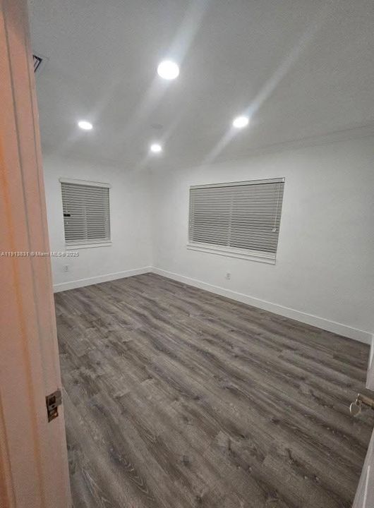 Под контрактом: $3,850 (3 спален, 2 ванн, 1900 Квадратных фут)