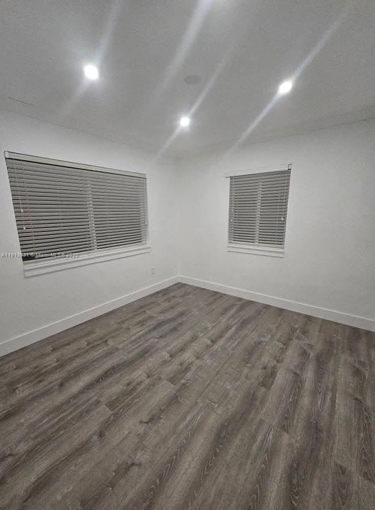 Под контрактом: $3,850 (3 спален, 2 ванн, 1900 Квадратных фут)