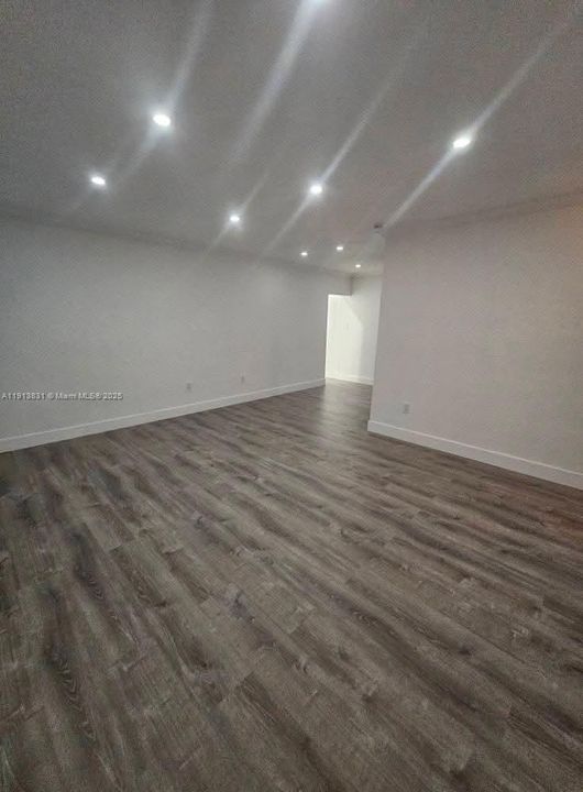 Под контрактом: $3,850 (3 спален, 2 ванн, 1900 Квадратных фут)