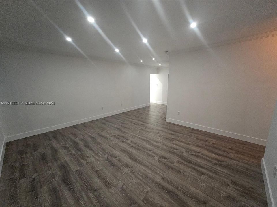 Под контрактом: $3,850 (3 спален, 2 ванн, 1900 Квадратных фут)