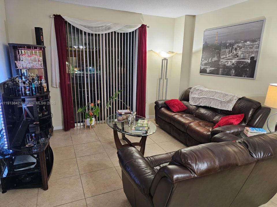 В аренду: $2,600 (2 спален, 2 ванн, 934 Квадратных фут)