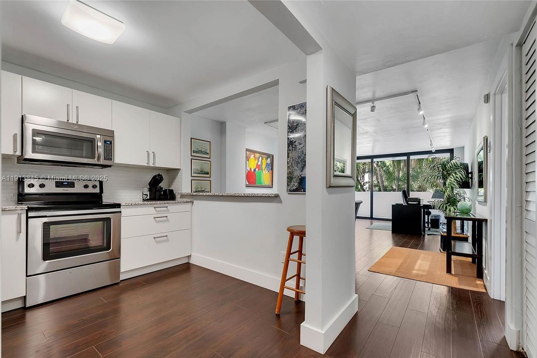 For Sale: $595,000 (1 beds, 1 baths, 870 Square Feet)