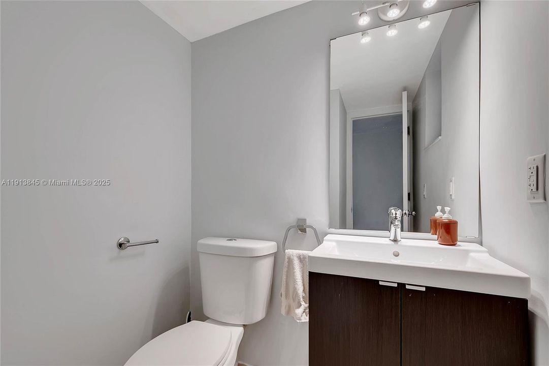 For Sale: $595,000 (1 beds, 1 baths, 870 Square Feet)
