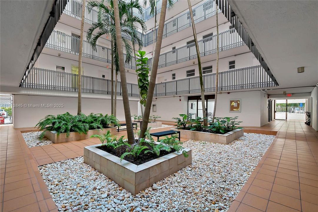 For Sale: $595,000 (1 beds, 1 baths, 870 Square Feet)