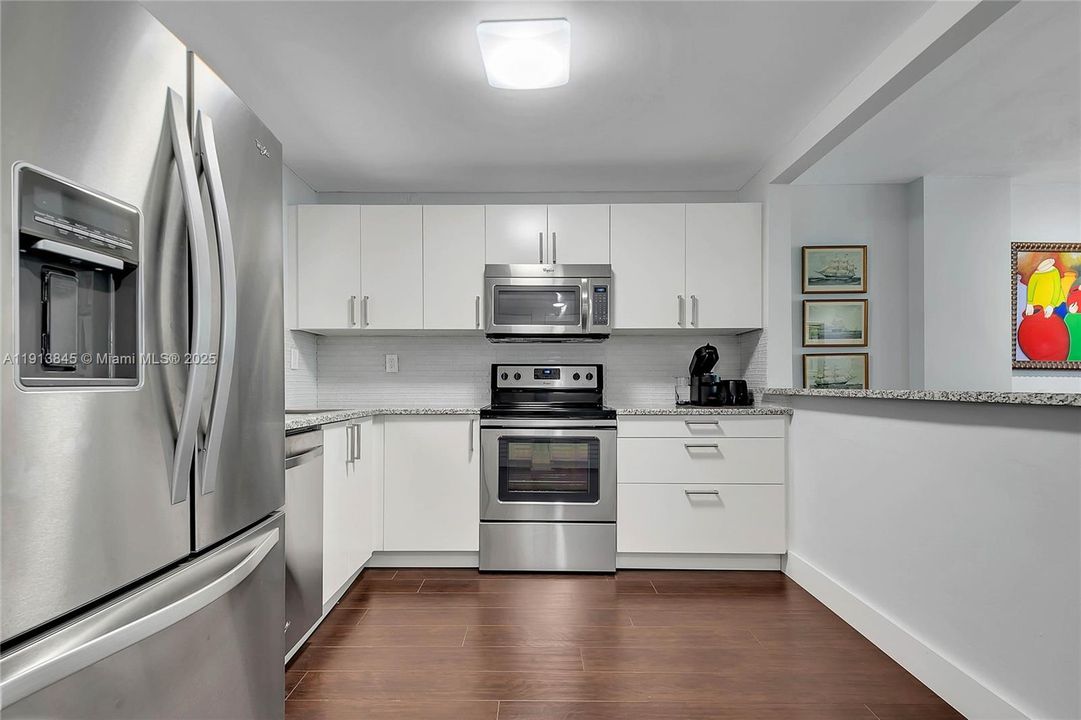 For Sale: $595,000 (1 beds, 1 baths, 870 Square Feet)