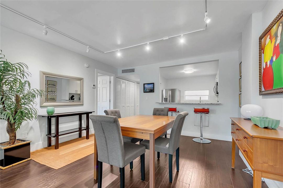 For Sale: $595,000 (1 beds, 1 baths, 870 Square Feet)
