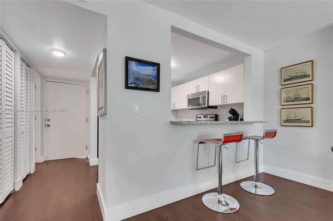 For Sale: $595,000 (1 beds, 1 baths, 870 Square Feet)