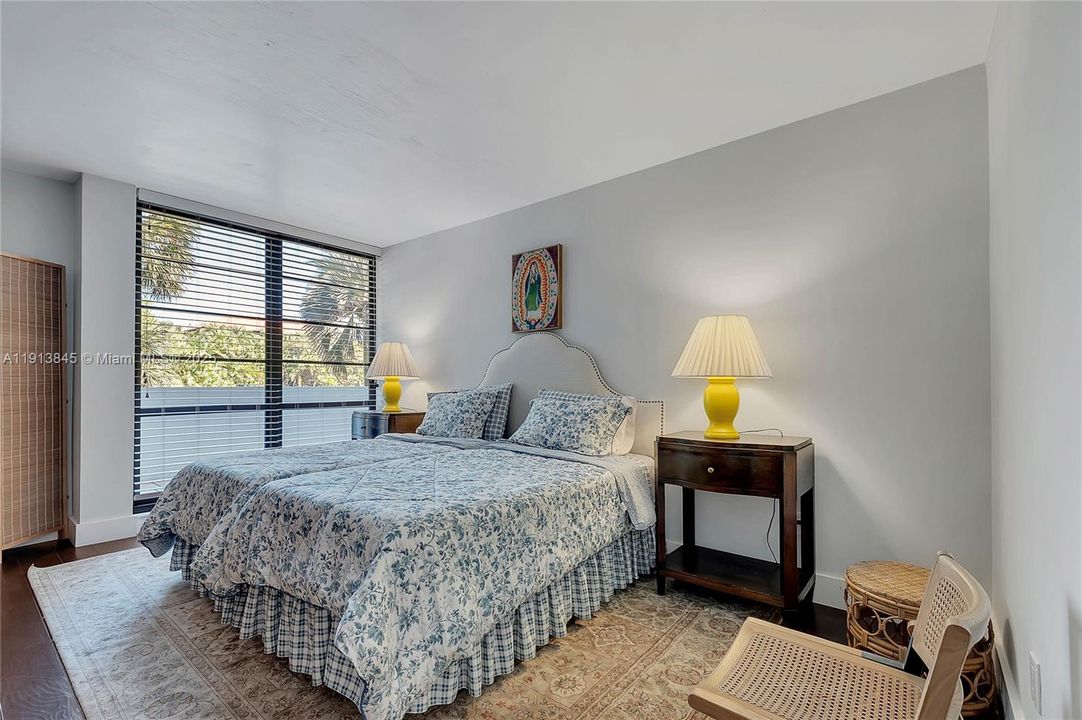 For Sale: $595,000 (1 beds, 1 baths, 870 Square Feet)