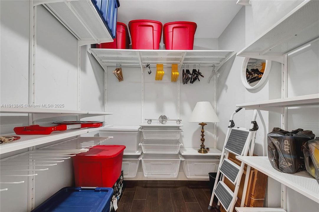 For Sale: $595,000 (1 beds, 1 baths, 870 Square Feet)