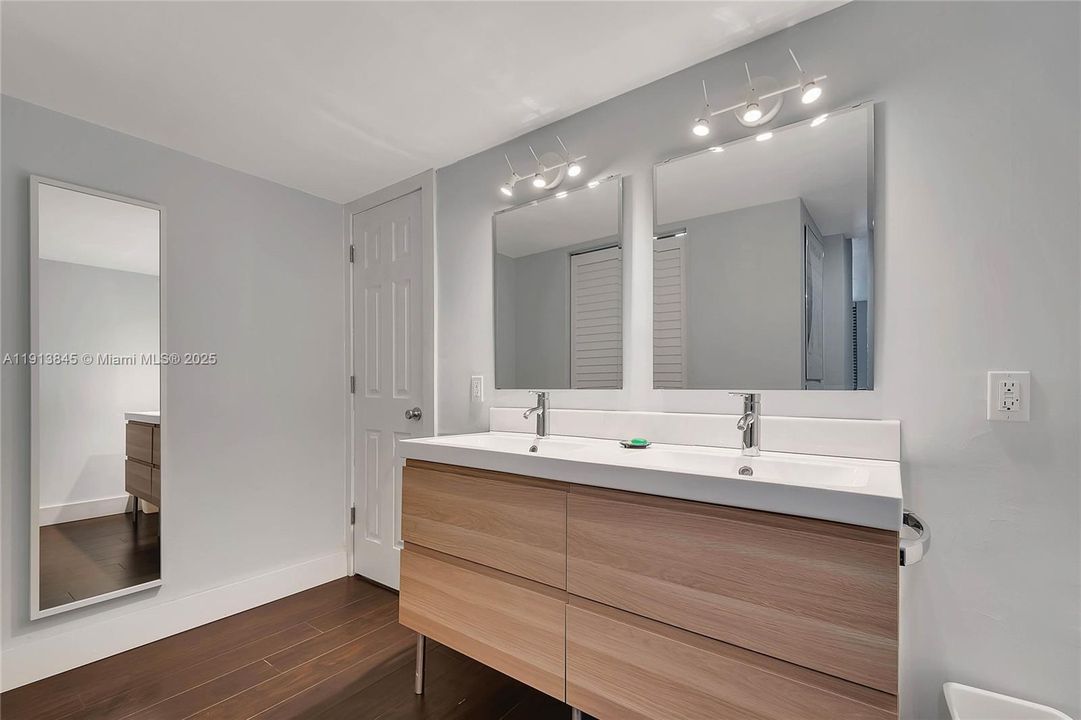For Sale: $595,000 (1 beds, 1 baths, 870 Square Feet)