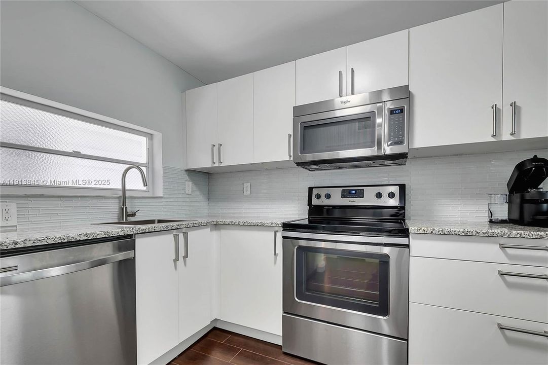 For Sale: $595,000 (1 beds, 1 baths, 870 Square Feet)