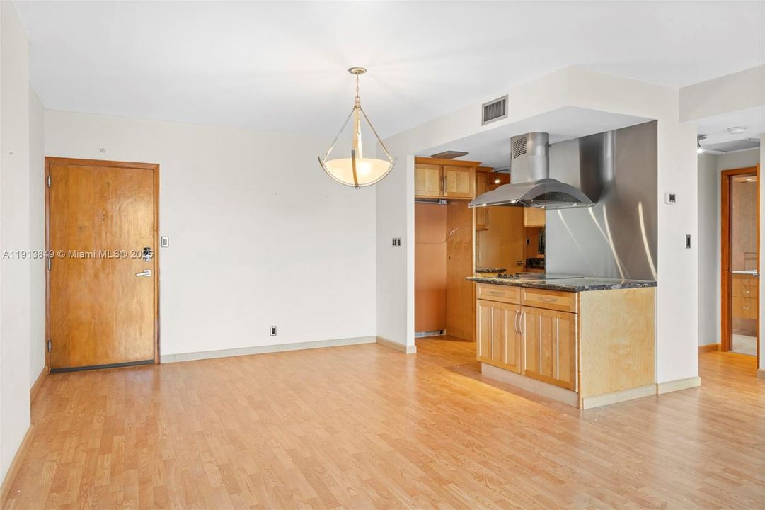 В аренду: $2,350 (1 спален, 1 ванн, 790 Квадратных фут)