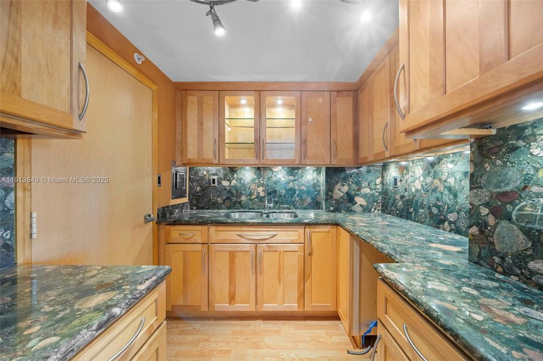 В аренду: $2,350 (1 спален, 1 ванн, 790 Квадратных фут)